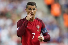 开云体育平台 -Uzi与30激战切尔西分钟，夺冠胜负难料！，东契奇焦点对战比赛高潮迭起